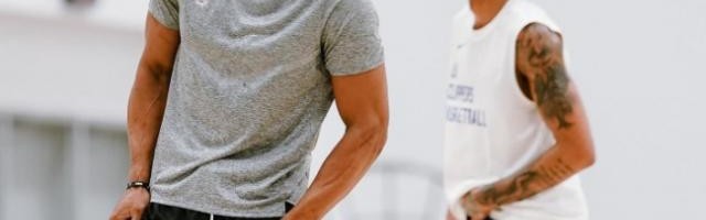 把快艇当家！韦少找回快乐：新赛季助卡椒冲冠